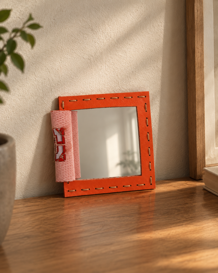 آینه جیبی چرمی لوزدر ۸×۸ سانتی‌متر | Lozdar Pocket Mirror